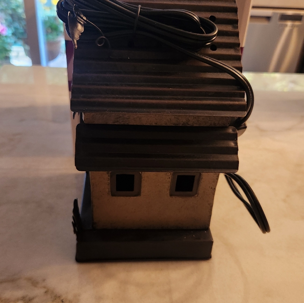 Scentsy Manic Mansion Warmer in Black and Gray